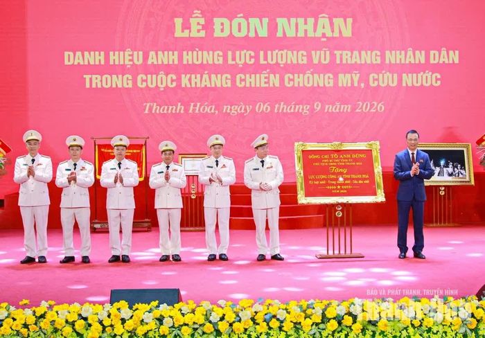 Chủ tịch UBND tỉnh Tô Anh Dũng trao bức trướng chúc mừng lực lượng Công an Thanh Hóa với dòng chữ “Kỷ luật nhất - Trung thành nhất - Gần dân nhất ”.