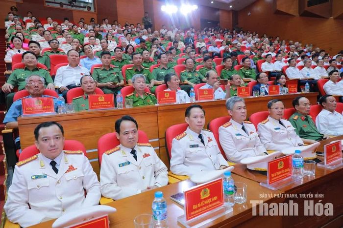 Đại biểu dự buổi lễ.