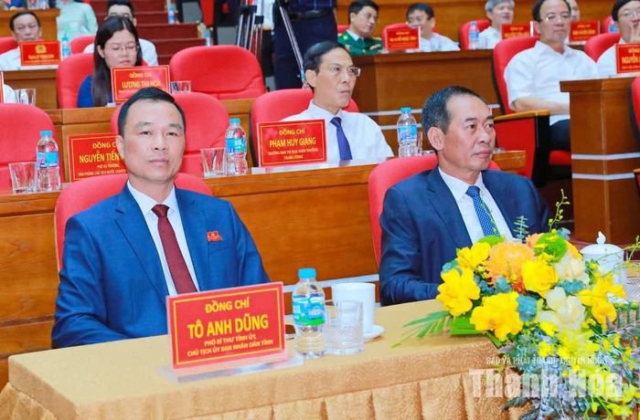 Chủ tịch UBND tỉnh Tô Anh Dũng và Phó Bí thư Tỉnh ủy Trịnh Tuấn Sinh dự buổi lễ.