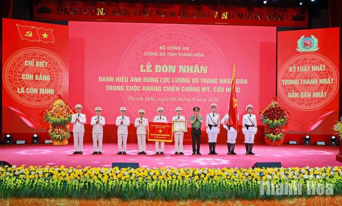 Thừa ủy quyền của Chủ tịch nước, Đại tướng Lương Tam Quang trao Danh hiệu Anh hùng Lực lượng vũ trang nhân dân trong cuộc kháng chiến chống Mỹ, cứu nước cho Công an tỉnh Thanh Hóa.