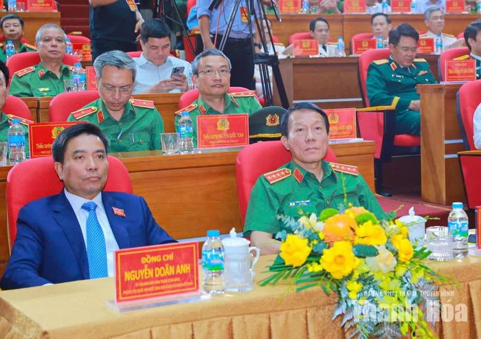 Bộ trưởng Bộ Công an Lương Tam Quang và Phó Chủ tịch Quốc hội Nguyễn Doãn Anh dự buổi lễ.