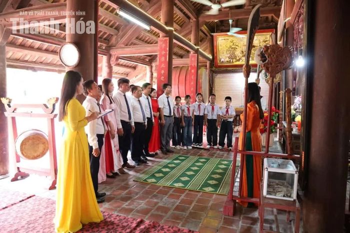 Thuyết minh viên giới thiệu về Bảng Môn Đình - một phân cảnh trong phiên livestream