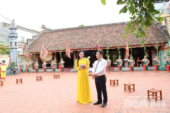 MC thực hiện nội dung phỏng vấn lãnh đạo xã Hoằng Lộc trên phiên livestream