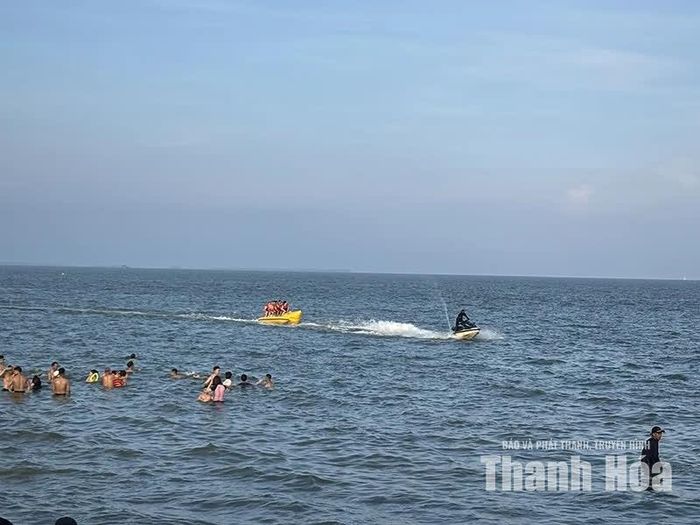 Mô tô nước, phao chuối... là những trò chơi hấp dẫn dưới biển.