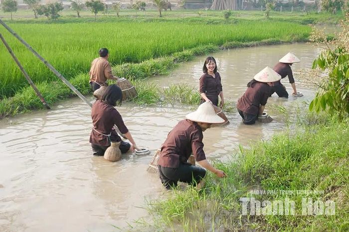 Bắt cá, trò chơi được yêu thích tại Làng du lịch Yên Trung.