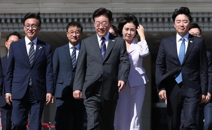 Tổng thống Lee Jae-myung và phu nhân lên đường thăm cấp Nhà nước tới Pháp. Ảnh: Yonhap.
