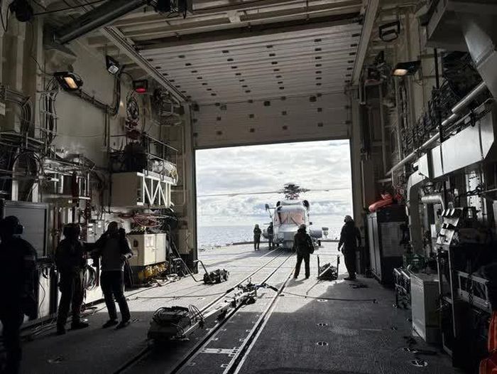 Trực thăng quân sự Canada được nhìn thấy bên trong nhà chứa máy bay của một tàu chiến trong cuộc tập trận NATO ngoài khơi Iceland. Ảnh: Paul McLeary.