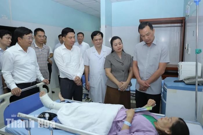 Chủ tịch UBND tỉnh Tô Anh Dũng cùng đại diện ngành chức năng và phường Hạc Thành động viên chị Nguyễn Thị Hồng Hạnh.
