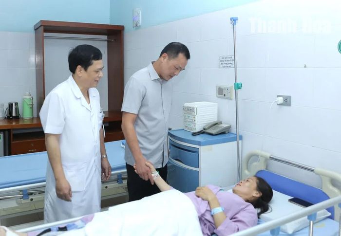 Chủ tịch UBND tỉnh Tô Anh Dũng động viên chị Nguyễn Thị Hồng Hạnh.