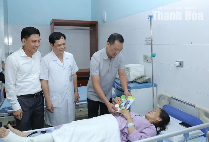 Chủ tịch UBND tỉnh Tô Anh Dũng trao quà cho chị Nguyễn Thị Hồng Hạnh.