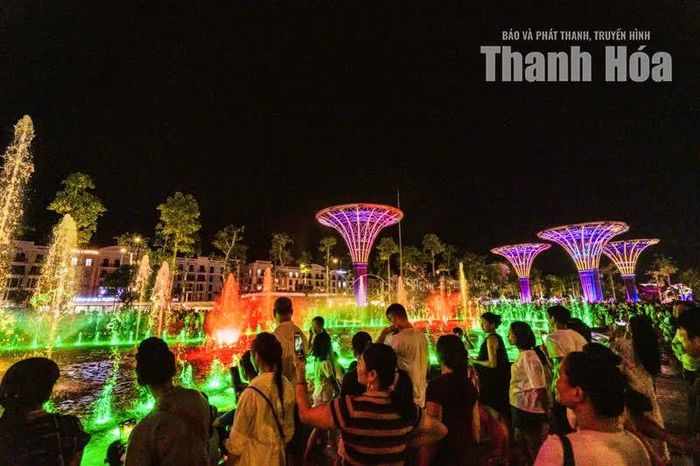 Nếu ban ngày, Sầm Sơn được nhận diện bằng biển xanh, cát trắng và những hoạt động dưới nắng thì khi màn đêm buông xuống, ánh sáng trở thành một phần của trải nghiệm.