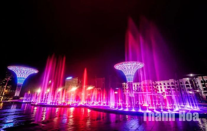 Điểm nhấn là hệ thống nhạc nước với 2 đài phun, khoảng 300 vòi phun, kết hợp ánh sáng và âm thanh được điều khiển bằng công nghệ hiện đại, mang đến thêm trải nghiệm cho du khách khi phố biển lên đèn.