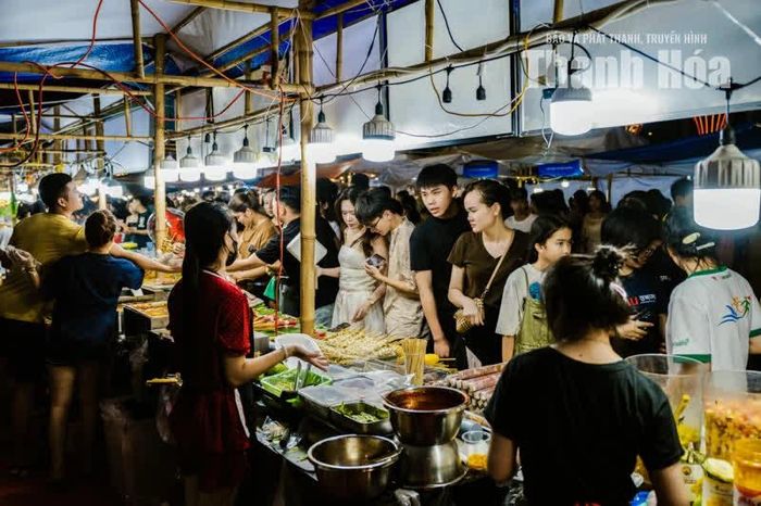 Sự sôi động của phố biển cũng cho thấy một ngày ở Sầm Sơn không còn kết thúc khi mặt trời lặn. Sau những giờ tắm biển, du khách có thêm nhiều lựa chọn vui chơi, check-in, thưởng thức ẩm thực và khám phá thành phố về đêm với các hoạt động văn hóa, thể thao, lễ hội.