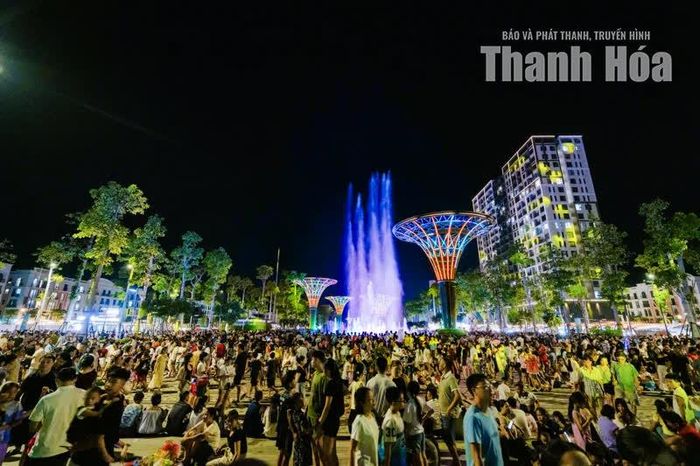 Sức hấp dẫn của Sầm Sơn vì thế không chỉ nằm ở biển xanh, cát trắng mà còn ở khả năng tạo ra những trải nghiệm mới, đủ sức giữ chân du khách lâu hơn và thu hút họ trở lại. Sầm Sơn đang từng bước hình thành nhịp sống về đêm sôi động hơn, hướng tới khai thác hiệu quả các hoạt động du lịch, dịch vụ mùa thấp điểm.