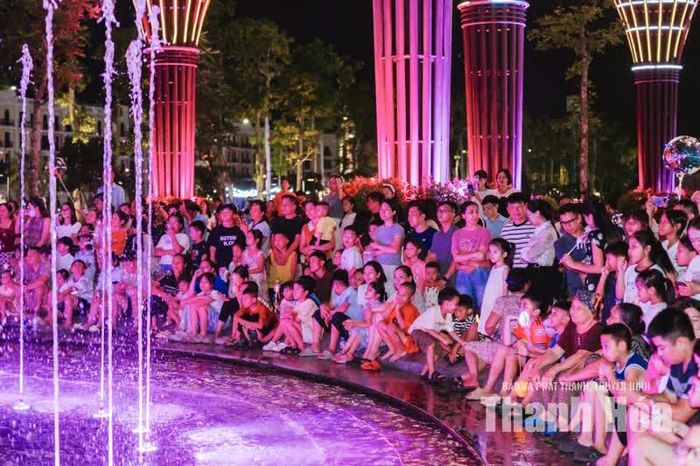 Trong không gian rực rỡ sắc màu, những cột nước chuyển động theo nhịp nhạc, khi mềm mại, uyển chuyển, lúc vút cao giữa quảng trường. Mỗi màn trình diễn kết thúc lại nhận được những tràng vỗ tay, cùng hàng trăm chiếc điện thoại giơ lên ghi lại khoảnh khắc.