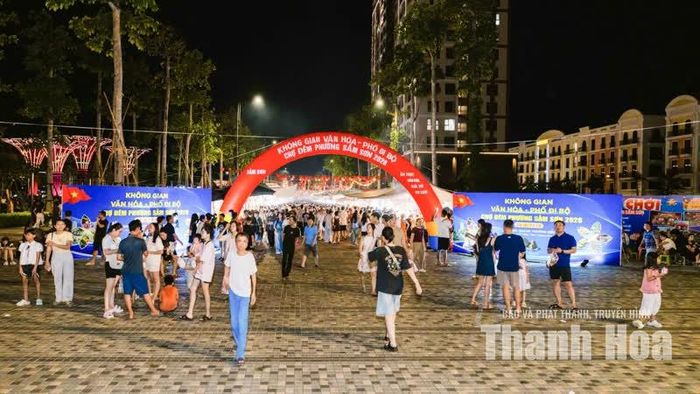 Từ không gian công cộng, quảng trường biển trở thành điểm kết nối các hoạt động về đêm. Dòng người từ đây tỏa ra những tuyến phố ẩm thực, nơi các nhà hàng sáng đèn, bàn ăn dần kín khách.