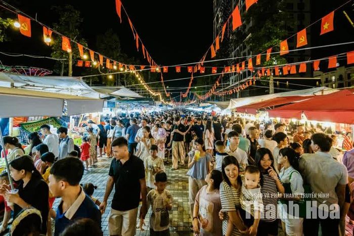 Mùi thức ăn theo gió lan ra phố. Những đoàn khách vừa dùng bữa, vừa trò chuyện, trong khi bên ngoài dòng người vẫn không ngừng qua lại.