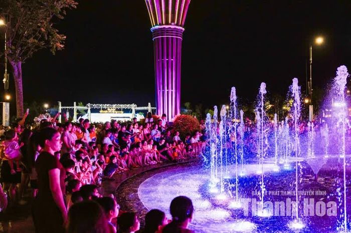 Người lớn chăm chú theo dõi, trẻ nhỏ thích thú vui đùa, còn các nhóm bạn trẻ tìm cho mình những góc đẹp để chụp ảnh. Quảng trường biển vì thế trở thành một trong những điểm tập trung đông người nhất của Sầm Sơn khi đêm xuống.