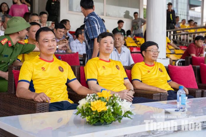 Chủ tịch UBND tỉnh Tô Anh Dũng cùng các đại biểu dự khán trận đấu.