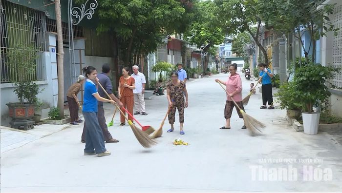 Nhân dân phố 3 dọn dẹp vệ sinh môi trường tại các ngõ phố.