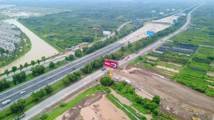 Tuyến đường này giao với đường gom cao tốc Hà Nội - Hải Phòng đoạn trạm thu phí.