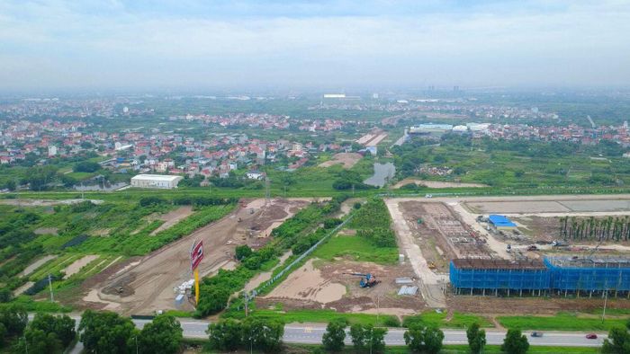Dự án xây dựng đường Đông - Tây I (đoạn từ ĐT378 - ĐT382B) có chiều dài hơn 4,5km, rộng 51m đi qua xã Văn Giang và Nghĩa Trụ có tổng mức đầu tư 1.310 tỷ đồng.