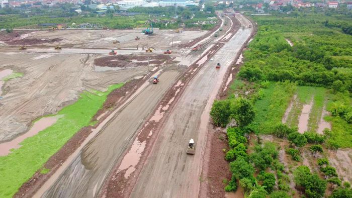 Dự án đường Đông - Tây I được khởi công từ tháng 11/2025, tuy nhiên do thiếu mặt bằng, không thể triển khai đường công vụ nên đơn vị thi công chưa triển khai xây dựng được nhiều.