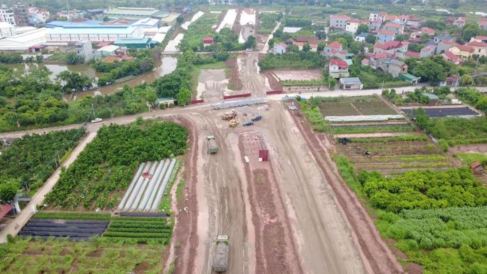 Hiện, ngoài đoạn qua sân PVF, đoạn tuyến từ đường liên tỉnh 379 đến cao tốc Hà Nội - Hải Phòng cũng đang gấp rút thi công.