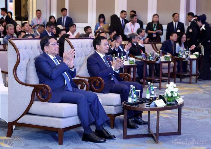Tổng thống Myanmar Min Aung Hlaing và Phó Thủ tướng Nguyễn Văn Thắng dự Diễn đàn Doanh nghiệp Myanmar - Việt Nam - Ảnh: chinhphu.vn/Đức Tuân