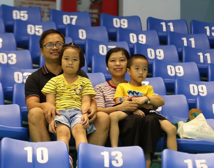  Gia đình anh Phạm Văn Thuyên, phường Đa Mai có mặt từ sớm để theo dõi chương trình. 