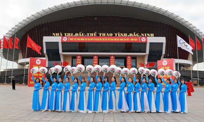  Khối đồng diễn phụ nữ tỉnh trước giờ khai mạc. 