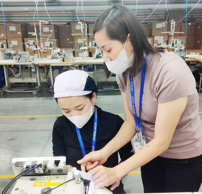  Công nhân mới tại Công ty trách nhiệm hữu hạn Crystal Martin Việt Nam được đào tạo nghề miễn phí trước khi ký hợp đồng lao động. 