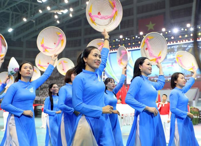  Phụ nữ tỉnh diễu hành tại lễ khai mạc Đại hội. 