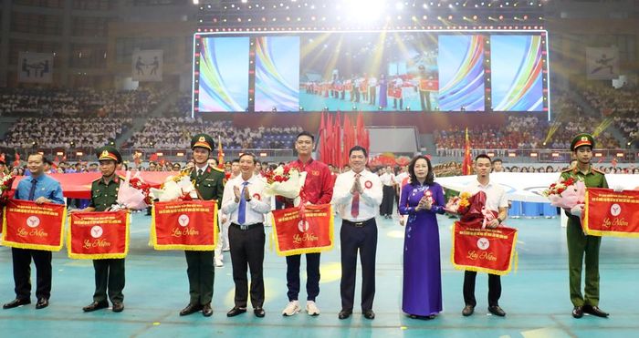  Các đồng chí lãnh đạo tỉnh trao cờ lưu niệm, tặng hoa cho các đơn vị tham gia lễ khai mạc. 