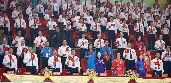  Các đại biểu theo dõi phần diễu hành tại lễ khai mạc Đại hội. 