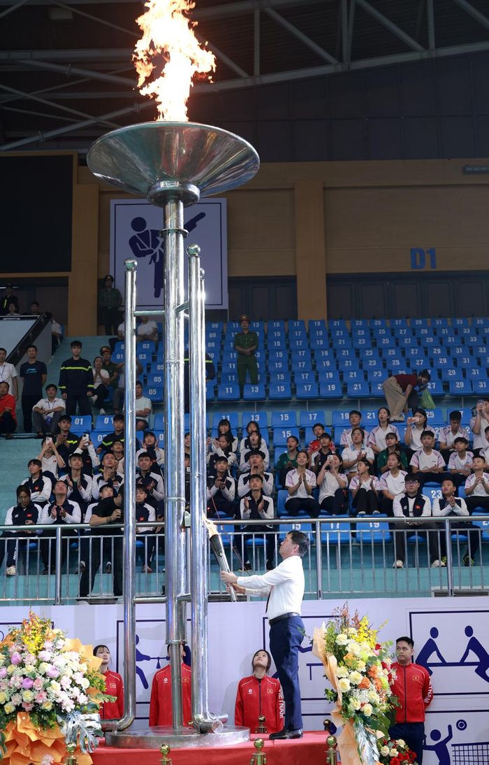  Đồng chí Nguyễn Hồng Thái thắp lửa truyền thống tại lễ khai mạc Đại hội. 