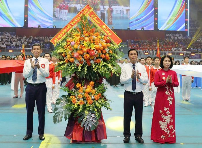  Đồng chí Nguyễn Danh Hoàng Việt, Cục trưởng Cục Thể dục thể thao Việt Nam tặng hoa chúc mừng Đại hội. 