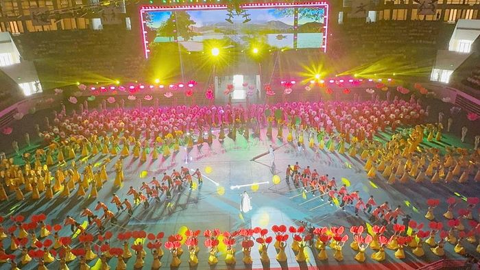  Toàn cảnh màn đồng diễn đặc sắc tại lễ khai mạc. 