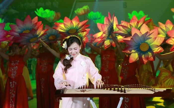  Nghệ sĩ biểu diễn nhạc cụ dân tộc tại lễ khai mạc. 