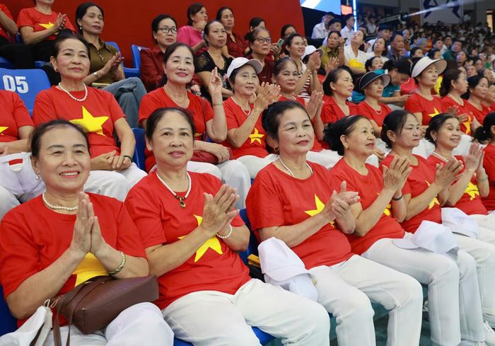  Đông đảo Nhân dân đến cổ vũ, theo dõi lễ khai mạc. 