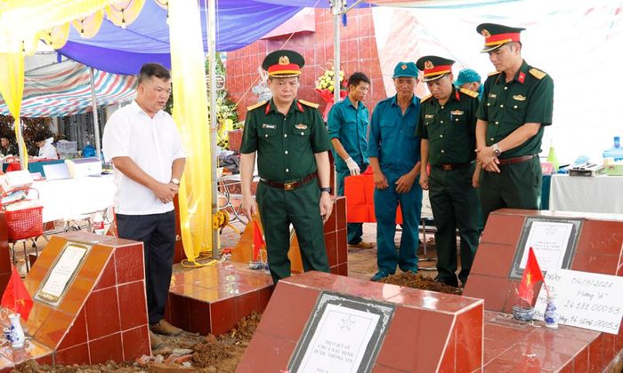 Đại tá Dương Trung Kiên kiểm tra công tác lấy mẫu AND tại Nghĩa trang Liệt sĩ Hương Vĩ, xã Bố Hạ.