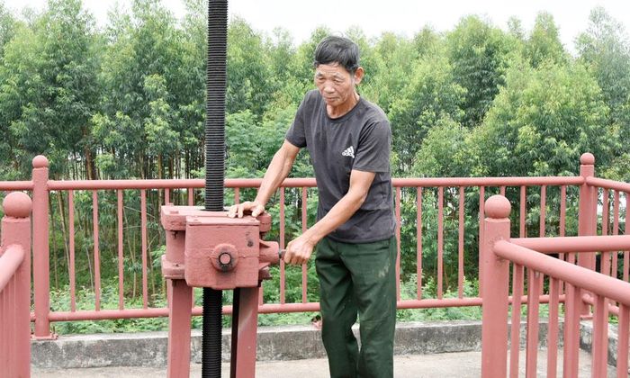  Ông Nguyễn Văn Hùng, thôn Cẩm Y, xã Lục Nam kiểm tra hệ thống đóng mở cửa van tại cống Quăn, thuộc đê hữu Lục Nam. 