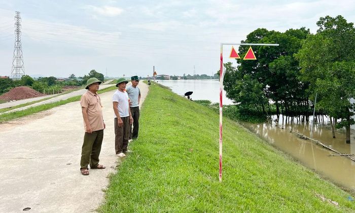  Các thành viên canh điếm tổ dân phố Lê Độ (phường Quế Võ) thường xuyên có mặt trên đê theo dõi diễn biến lũ sông Cầu. 