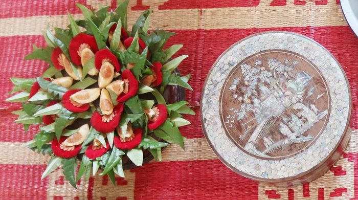 Trầu têm cánh phượng thể hiện sự khéo léo, chỉn chu, tấm chân tình và lòng hiếu khách của người quan họ.
