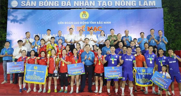 Lãnh đạo Liên đoàn Lao động tỉnh trao huy chương và giải thưởng cho 2 đội bóng nam, nữ đoạt Huy chương Vàng tại giải.