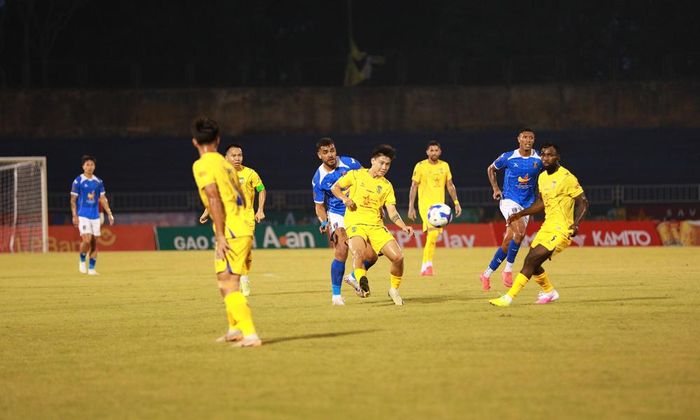  Thi đấu trên sân nhà với lợi thế hơn người, các cầu thủ Sông Lam Nghệ An (áo vàng) dành trọn 3 điểm trong trận ra quân. 