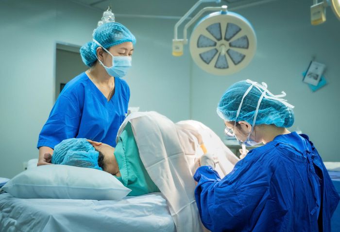 Các y, bác sĩ đồng hành cùng người bệnh trong quá trình điều trị, phục hồi sức khỏe.