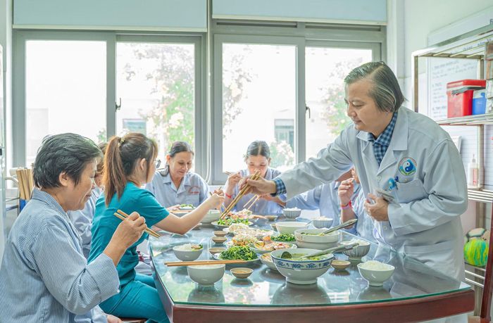 Bữa cơm “gia đình” ấm áp của các bệnh nhân.