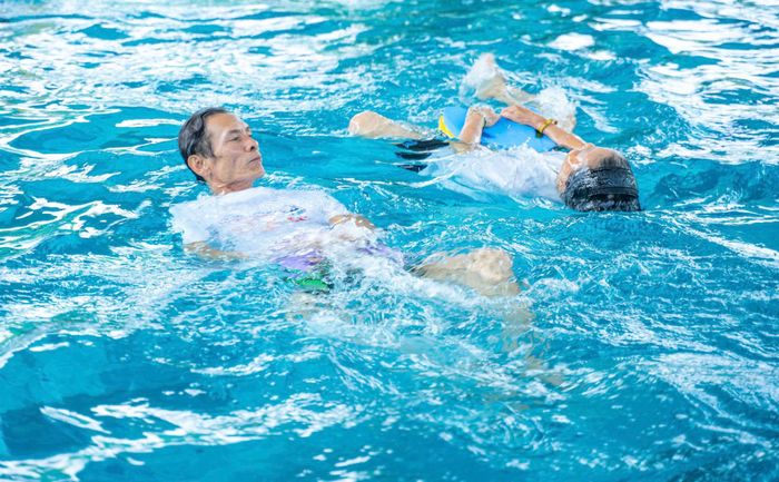 Thủy trị liệu giúp bệnh nhân giảm đau, thư giãn cơ và phục hồi chức năng vận động.