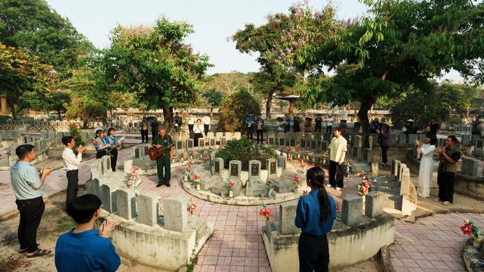 Một phân cảnh trong Nghỉ Hè sợ nghỉ hưu, nơi những ký ức về đồng đội và chiến tranh trở thành sợi dây kết nối người lính già với các thế hệ trong gia đình. Ảnh: ĐPCC